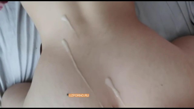 Ебет подругу раком и кончает на спину